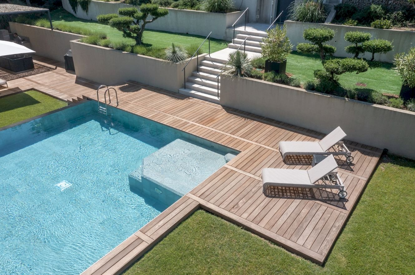 Les essences de bois exotique pour les margelles de piscine