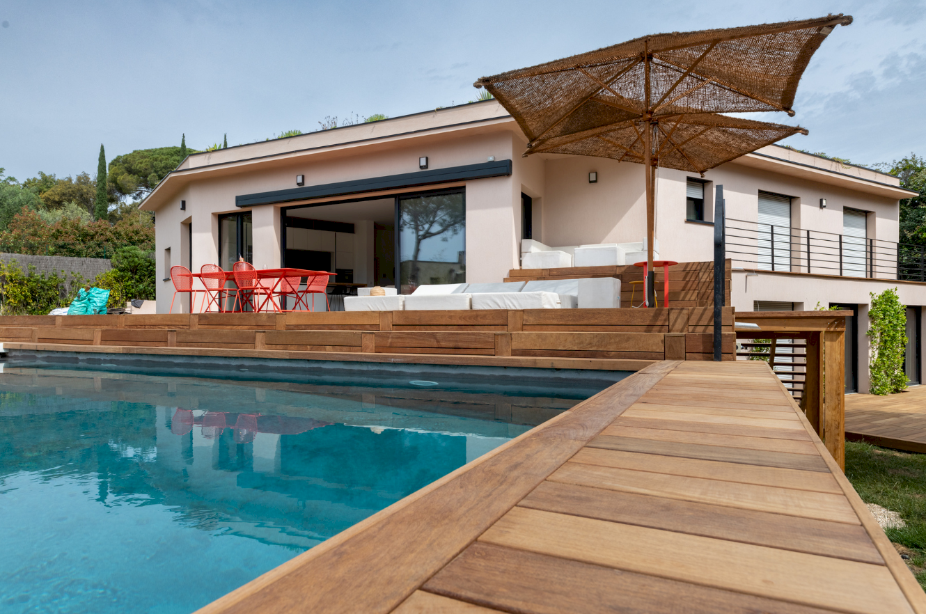 Avantages et durabilité de la margelle de piscine en bois exotique