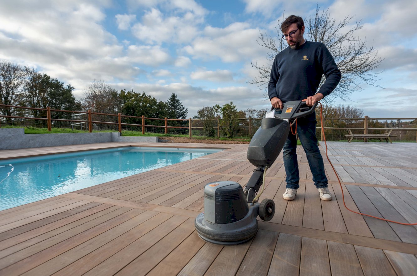 ponçage terrasse bois exotique ipé autour piscine wedeck