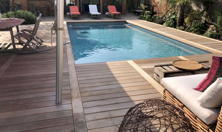 installation parquet d'extérieur prémontée plage de piscine et jardin 