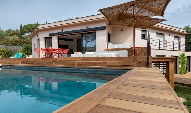 Margelle de piscine en bois exotique avantages et durabilité