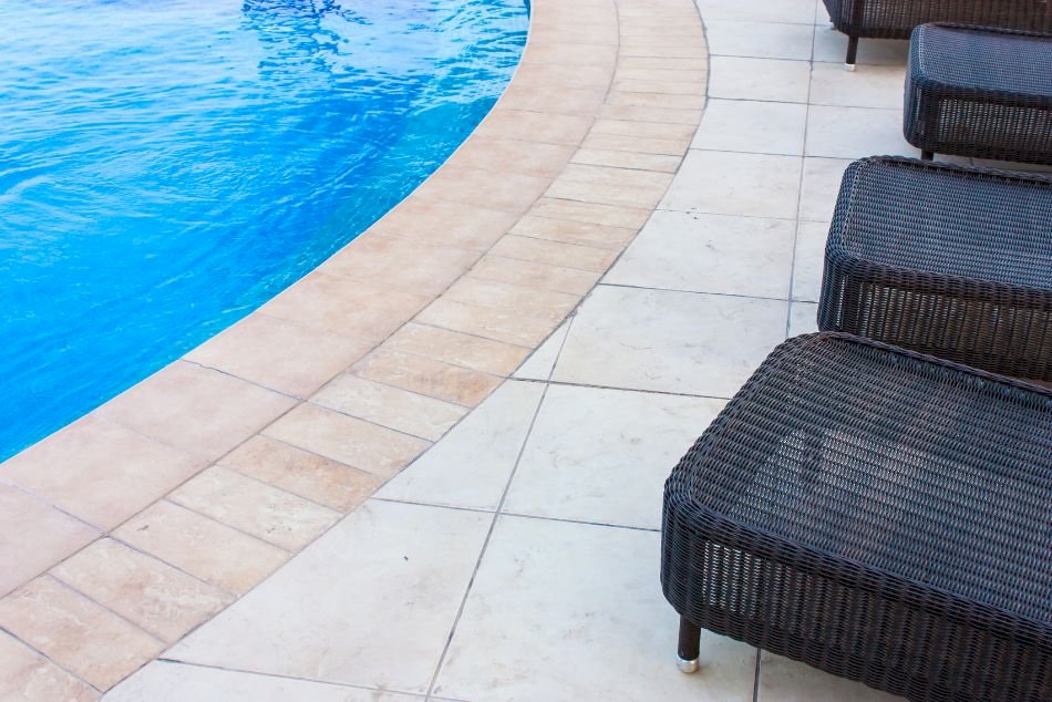 Margelle de piscine en carrelage