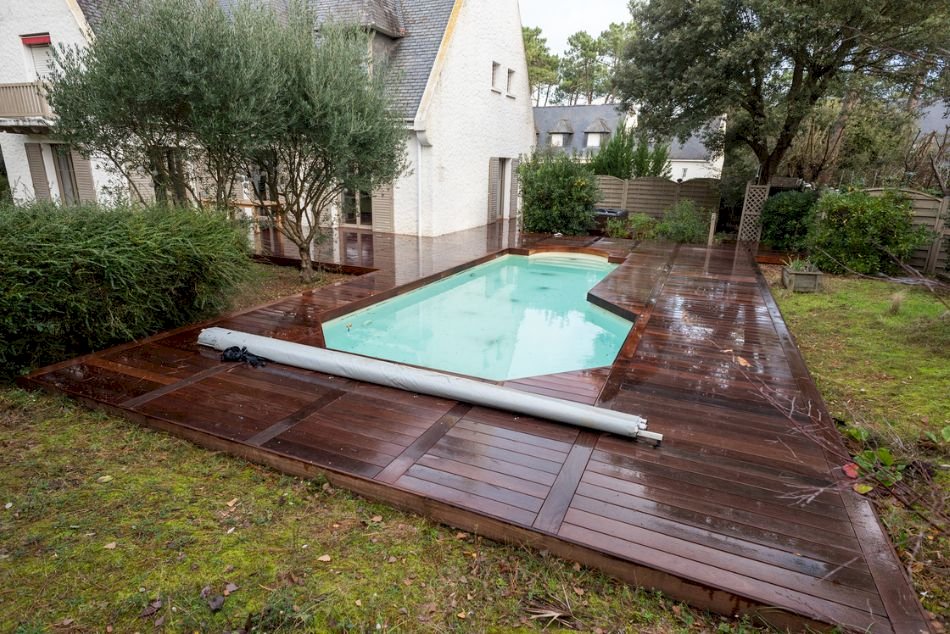 Bien entretenir ses margelles de piscine en bois exotique