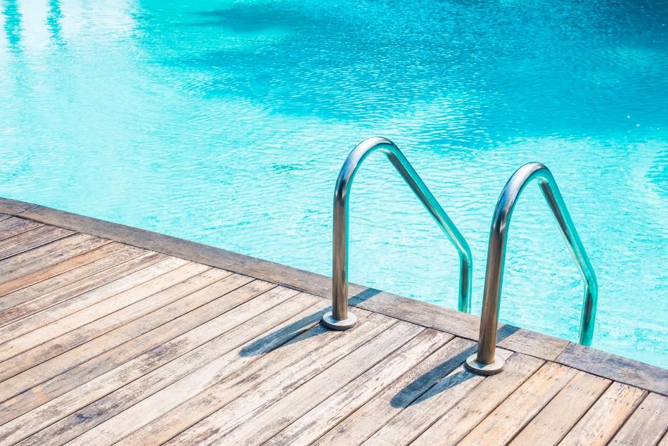 Margelle de piscine en bois non exotique