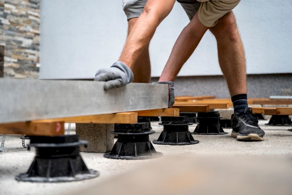 Pose des lambourdes pour installation de terrasse en bois