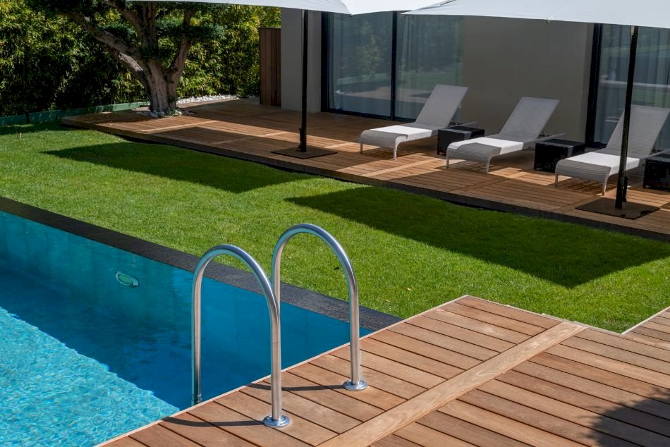 Avantages des margelles de piscine en bois exotique