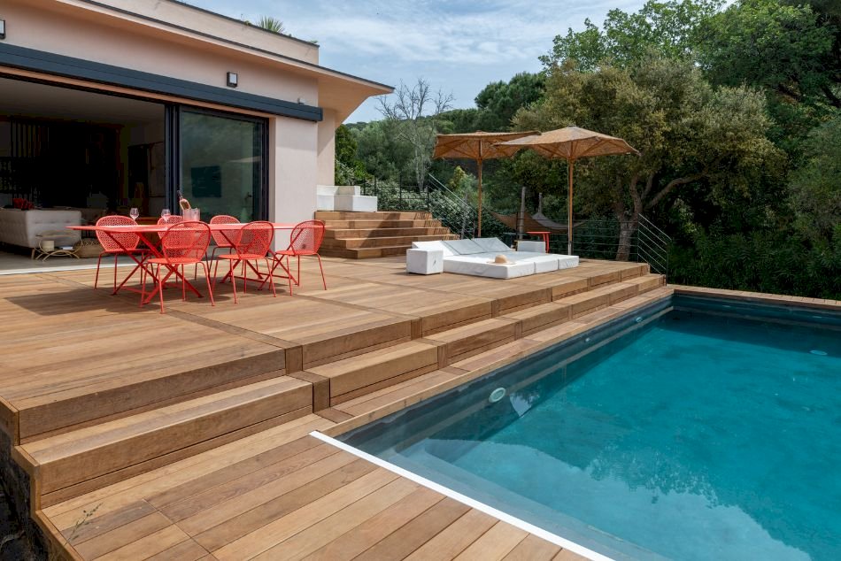 Durabilité des margelles de piscine en bois exotique