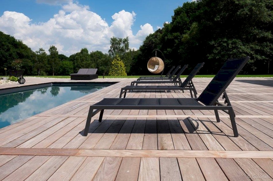 fondations terrasse bois exotique pour un parquet de piscine durable