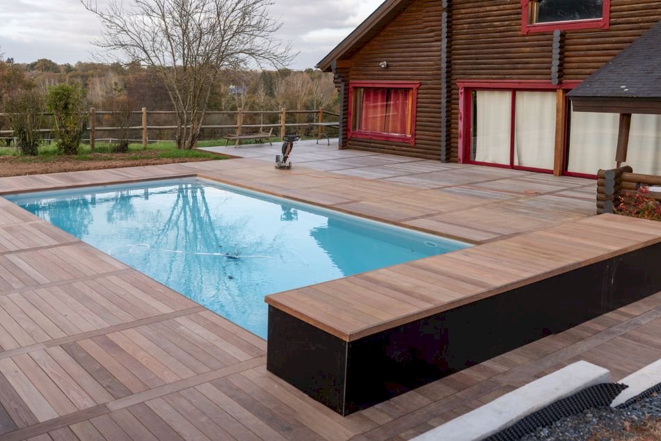 Margelles de piscine en bois exotique avantages
